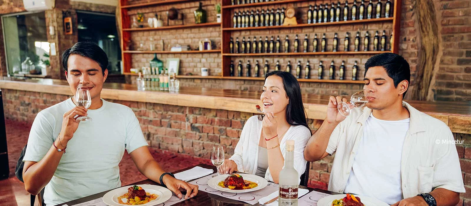 ¡Promociona tu negocio en Y Tú Qué Planes!