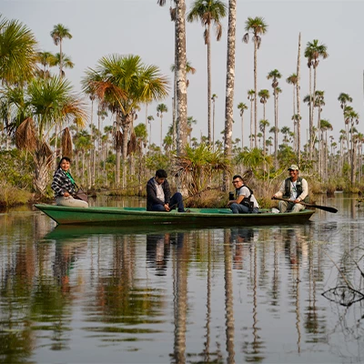 Ecoturismo en su estado más puro: navega las aguas del Lago Yacumama