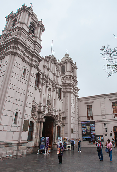 Iglesia Las Nazarenas y Santuario del Señor de los Milagros